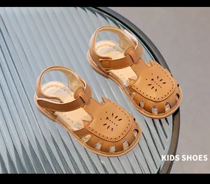 Gros plan de sandales marron pour enfants avec design fermé et ajouré