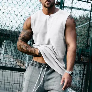 Primer plano de una camiseta de tirantes blanca para hombre con cuello Henley de botones