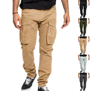Présentation professionnelle de pantalons cargo pour hommes avec plusieurs poches et cordon