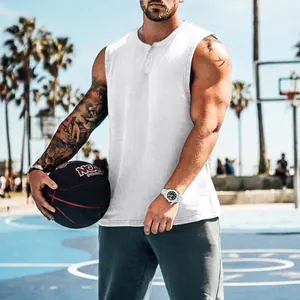 Vista detallada de una camiseta sin mangas Henley blanca para hombre en una cancha de básquet