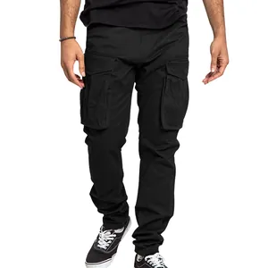 Vue du bas du corps d'un pantalon cargo noir pour homme avec de grandes poches latérales.