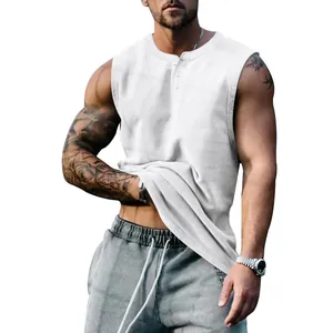Vista detallada de una camiseta Henley sin mangas blanca para hombre para verano