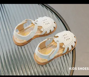 Détail de dessus de sandales blanches évidées à bout fermé pour tout-petits avec sangles