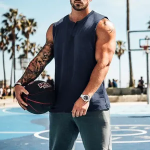 Primer plano de una camiseta deportiva sin mangas azul marino con cuello Henley en una cancha
