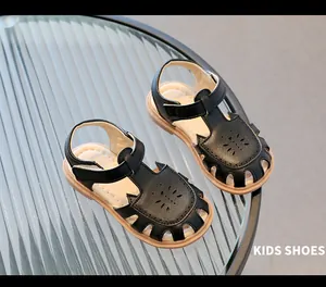 Vue détaillée des sandales noires pour enfants avec un design ajouré élégant et moderne