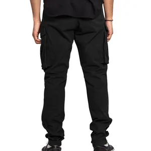 Vue arrière du pantalon cargo noir pour homme avec poches latérales et coupe droite.