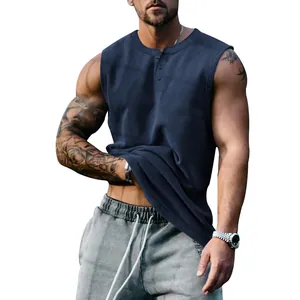 Vista detallada de un chaleco Henley sin mangas azul marino para hombre con botones