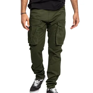 Détail de face du pantalon cargo pour homme vert olive avec grandes poches latérales