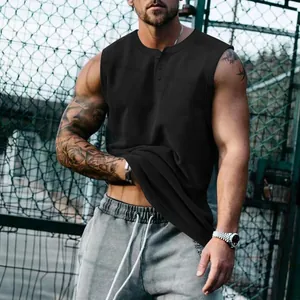Detalle de una camiseta sin mangas henley negra para hombre para deporte y moda de verano.