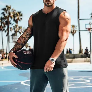Primer plano de una camiseta deportiva negra sin mangas para hombre en una cancha exterior
