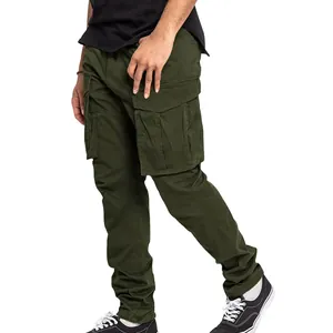Gros plan d'un pantalon cargo homme vert olive à plusieurs poches.