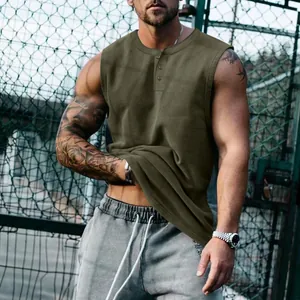 Detalle de una camiseta Henley sin mangas verde oliva para hombre para deporte de verano