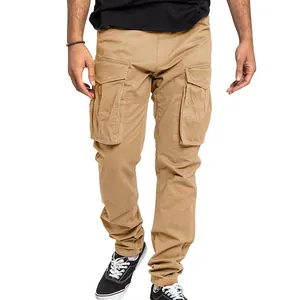 Vue complète du pantalon cargo kaki pour hommes avec poches latérales sur fond blanc
