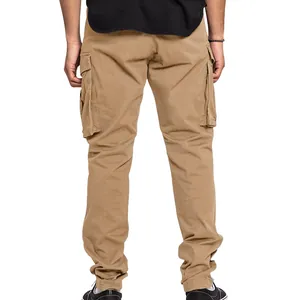 Vue arrière d'un pantalon cargo kaki pour homme avec plusieurs poches latérales.