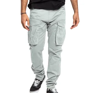 Vue de face du pantalon cargo gris clair pour homme avec poches multiples
