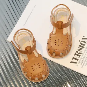 Sandales marron ajourées à bout fermé pour tout-petits, parfaites pour l'été à la plage.