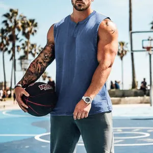 Camiseta sin mangas Henley azul para hombre en una cancha de baloncesto exterior