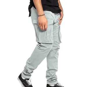 Vue latérale d'un pantalon cargo gris clair pour homme avec plusieurs poches et coupe droite.