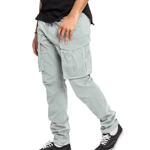 Vue détaillée d'un pantalon cargo gris clair pour homme avec plusieurs poches tactiques