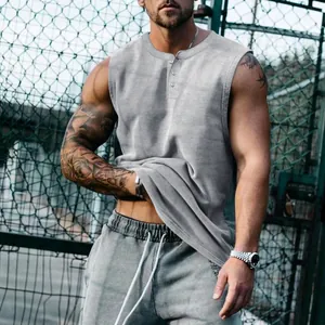 Detalle de una camiseta sin mangas Henley gris para hombre, ideal para el deporte
