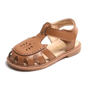 Sandales classiques marron pour tout-petits avec bout fermé et découpes pour enfants