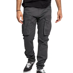 Vue détaillée du pantalon cargo gris foncé pour homme avec grandes poches de cuisse.