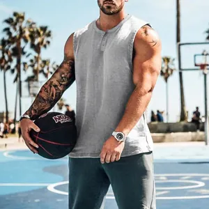 Detalle de la camiseta de baloncesto gris para hombre con cuello Henley al aire libre.