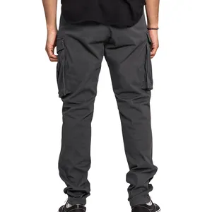 Vue arrière détaillée d'un pantalon cargo gris anthracite pour homme avec poches à rabat.