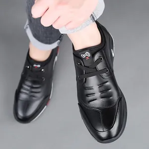 Zapatos casuales negros para hombre con cordones y plataforma oculta de cuero.