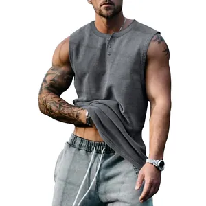 Detalle de camiseta de tirantes deportiva gris para hombre con cuello Henley.