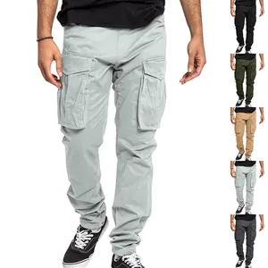 Détail du pantalon cargo homme à jambe droite avec poches multiples en plusieurs couleurs.