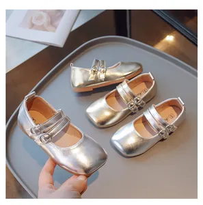Glänzende metallisch silberne und goldene Prinzessinnenschuhe für Mädchen mit Riemen