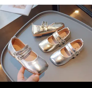 Nahaufnahme silberne und goldene Mädchen Mary Jane Schuhe mit eckiger Zehenpartie.