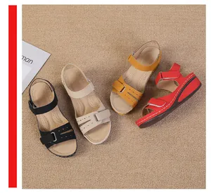 Détail de sandales compensées pour femmes en plusieurs couleurs avec bandes velcro