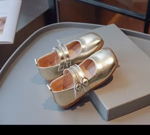 Detailansicht der goldenen Mädchen Prinzessin Mary Jane Schuhe mit stilvollem Karree-Design