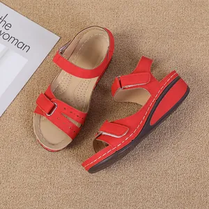 Sandales compensées rouges pour femmes avec brides Velcro confortables et design ajouré chic