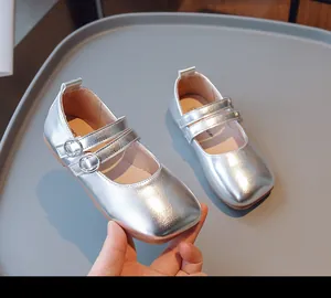 Detailansicht silberner Prinzessinnenschuhe für Mädchen mit glänzendem Finish und eckiger Zehe