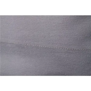 Gros plan sur le tissu tricoté élastique gris et les coutures d'un t-shirt pour hommes