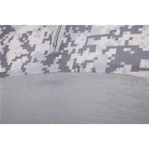 Gros plan d'un t-shirt tactique camouflage à manches longues avec fermeture éclair et tissu