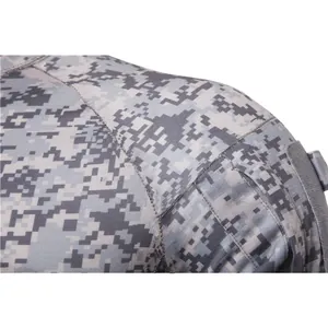 Gros plan d'un t-shirt de camouflage tactique pour hommes montrant le motif pixelisé