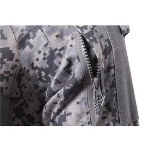 Gros plan sur la poche zippée d'un t-shirt tactique pour homme au motif camouflage