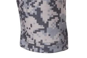 Détail en gros plan du poignet camouflage numérique avec couture à deux aiguilles