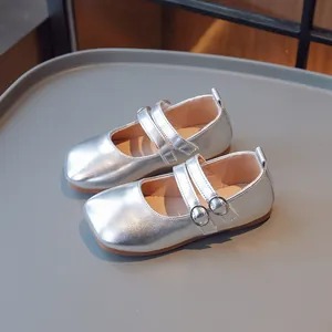Elegante silberne Prinzessinnenschuhe für Mädchen mit einer quadratischen Zehenpartie