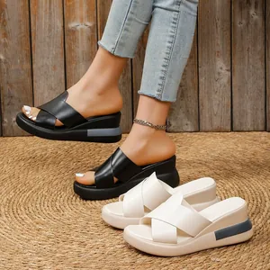 Modische Damen-Keilsandalen mit Kreuzriemen, erhältlich in den Farben Schwarz und Beige