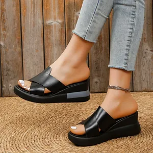 Stilvolle schwarze Keilsandalen für Damen mit offener Zehenpartie und Plateausohle.
