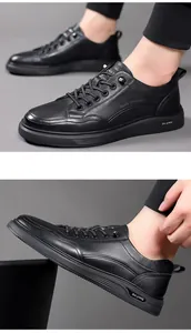 Detailopname van zwarte heren sneakers van echt leer met een comfortabele platte zool.