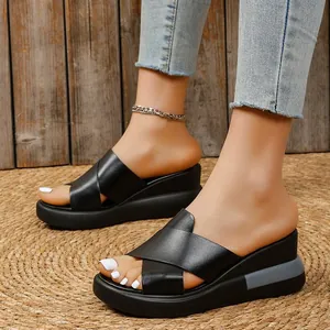 Schicke schwarze Plateau-Keilsandaletten für Damen mit Kreuzriemen-Design für den Sommer