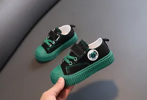 Vue latérale de baskets en toile enfant noir et vert avec écusson SPORT