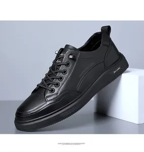 Gedetailleerd zijaanzicht van hoogwaardige zwarte echt lederen heren casual sneaker