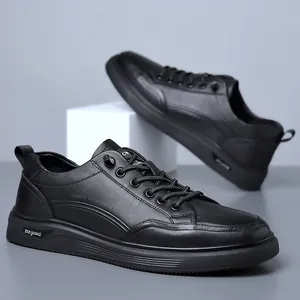 Luxe zwarte heren sneakers van echt leer met een minimalistische en moderne look
